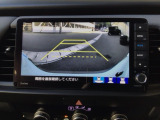 【バックカメラ】運転が苦手な方も車庫入れラクラクです!ギアをリバースに入れれば自動的に切り換わりますので、面倒な操作は不要です♪狭い駐車場もお車を傷つけず安心ですね!