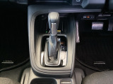 運転席周辺のスマートなレイアウトが、操作のしやすさを実現。快適なドライブをサポートします。手元で操作ができる、電子制御パーキングブレーキ。