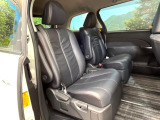 後部座席も気になるようなキズ・汚れやへたり等、大きなダメージはなく、良好な状態です。