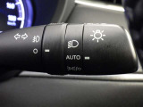 【オートライト】車外の明るさに応じて、自動的にライトの点灯・消灯をしてくれます。