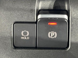 【電動パーキングブレーキ】パーキングブレーキは便利な電動式!ボタン一つで操作でき、アクセルを踏めば自動で解除されます♪レバーやペダルが無いので運転席廻りもすっきりしますね♪