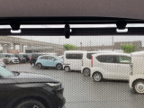 後席には、日射しのさしこみをやわらげてくれるロールサンシェイドが付いています。