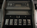 【リアマルチオペレーションシステム】装備!オーディオをはじめ、エアコンなどの操作を後席のアームレストコントローラーで出来ます☆後ろの席の方にも快適装備♪
