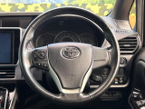 インテリアに合わせたデザインのステアリングは、運転される方のことも考え、運転しやすい形状、大きさです。是非一度、実際に触ってお確かめください。