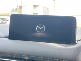 【10.25インチマツダコネクト】車内の雰囲気にマッチした大型ディスプレイ。スマホ接続でのナビ使用やBluetooth再生等、様々な機能が楽しめます。直感的なダイヤル操作が可能で、使い勝手も良好です。