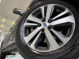 【純正18インチアルミホイール】外観にマッチした純正アルミホイールを装着しております。各種社外アルミホイールや、スタッドレスタイヤも取扱いしております。是非ご相談ください♪