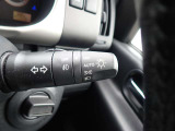オートライト機能が装備されており暗い場所に入ると車両が検知しライトのON・OFFを自動的に切り替えてくれますので非常に便利な装備です♪