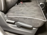 運転席にはドライバーの体型や好みに応じて前後方向だけでなく、高さの調整ができるシートリフターを装備!