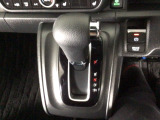 オートマチックシフトレバーは、手になじみ操作しやすい形状で安全運転にもつながります♪