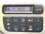 【オートエアコン】一度お好みの温度に設定すれば、車内の温度を検知し風量や温度を自動で調整。暑い&hellip;寒い&hellip;と何度もスイッチ操作をする必要はありません。快適な車内空間には必須の機能ですね♪