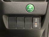 VSA装備車です。VSAはドライバーの操作と車の動きを見守っています。もし車の挙動が乱れたとき、4輪別々にブレーキをかけたり、エンジンパワーをしぼることによって車を安定させます。