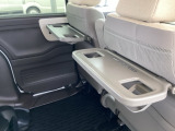 前席背面には格納式テーブルが付いており、休憩時のちょっとした小物置きに使えて便利です。
