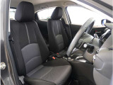 【清潔感のある運転席&助手席】隅々までクリーニングの行き届いた運転席&助手席。目立ったシミや汚れ等もございません。快適なドライブをどうぞ。