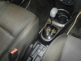 操作が楽なフロアシフトです、レバー式パーキングブレーキで足元インパネ周りもすっきりしています。