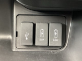 充電用USB端子2個とオーディオ入力用USB端子を装備♪