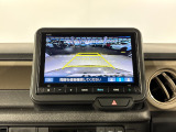 後退時に車両の後ろ側をモニター画面に表示します。車庫入れが苦手な人もこれで安心♪