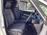フロントは運転席と助手席が別々の広々としたセパレートシートです、運転席は、高さを調整できるハイトアジャスター付きです。