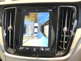 【360&deg;ビューカメラ】4台の高解像度カメラで360度の鳥瞰図を表示。隣の車や壁、死角にある障害物などを画面で確認できるため、狭いスペースでの駐車・出入りも安心です。