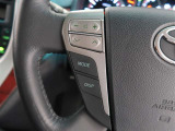 ハンドルから手を離さずにオーディオの操作ができるステアリングスイッチを装備。わき見運転の防止にもなり安全運転に貢献します。