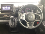 運転席周辺のスマートなレイアウトが、操作のしやすさを実現。快適なドライブをサポートします。手元で操作ができる、電子制御パーキングブレーキ。