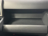 助手席側のインパネトレイは大きくてボックスティッシュも置けます!
