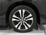 アルミホイールを装備、タイヤサイズは235/50R18です。