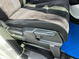運転席は、手動での高さ調整ができます