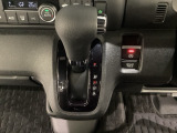 CVT車のセレクトレバーです。低速から高速まで、変速ショックのないスムーズな走りと、エンジン効率のよい領域を維持して燃費にも貢献します。サイドブレーキはスイッチ操作の電子制御パーキングブレーキです。