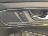 運転席ドアには、2名分のドライビングポジションを記憶できるメモリースイッチを装備。乗るたびにシート位置を簡単に呼び出せます。