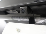 バックカメラが付いているので後方確認が非常にしやすいです。今や運転初心者も熟練者も必須装備!ついていて損はないですね♪