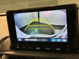 リバースギアに入れるだけで後方の表示へ切り替わります。夜間や雨の日の駐車も楽になりますよ。