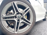 ●純正18インチアルミホイール:輸入車ならではの卓越した走りを支えるホイールと足回りです!日本車の走りに慣れている方にもぜひ体感して頂きたいほど、高いレベルでまとまっています!