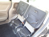 ◆チップアップ&ダイブダウン機構付【ULTR SEAT】は後席座面を左右分割で跳ね上げることができます。トランクで積載できない背の高い荷物をラクラク収納できます。ホンダ車ならではの人気装備です。