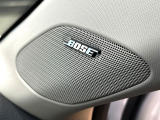 【BOSEサウンドシステム】メーカーオプションの高品位サウンドシステムを搭載。専用のチューニングが施された大小様々なスピーカーから良質なサウンドが奏でられ、臨場感あふれる音響空間を演出します。