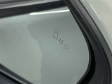ブラインドスポットモニター(BSM)を装備しています。隣を走る車両が死角に入るとミラー内LEDインジケーターが点灯。さらに、ウィンカーを出すとインジケーターが光って点滅して注意を促してくれます。