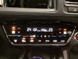 プラズマクラスター付き・オートエアコンがついてます。左右独立で温度設定のできるデュアルオートエアコンです。パネル内のシートヒータースイッチは前席の左右別々に2段階で温度設定ができます。