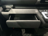 助手席前部には薄型のティッシュBOXが収納できるので便利です。