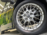 【純正16インチアルミホイール】外観にマッチした純正アルミホイールを装着しております。各種社外アルミホイールや、スタッドレスタイヤも取扱いしております。是非ご相談ください♪