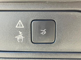 ●電動リアゲート:ワンタッチでリアゲートの開閉ができ、荷物などで両手が塞がっている状態でも簡単に開閉ができる便利機能です。