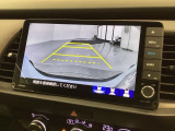 リバースギアに入れるだけで後方の表示へ切り替わります。夜間や雨の日の駐車も楽になりますよ。