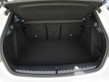 トランクルームは、スペース的にも十分な広さではないでしょうか。後部座席のシートを倒す事もできますので、大きい荷物の収納も可能です。