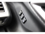 シートポジションメモリー機能を装備。ご家族やパートナーとのカーシェア時にシートとドアミラーの位置をお好みのポジションに設定しておくことができます。