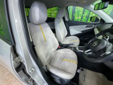 運転席まわりには十分なスペースがあり、大柄な方でもゆったり運転していただける環境です。