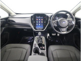 ■視界良好で運転しやすいコックピットです。シンプルで操作性の良いインパネ回りにデザインされ、SUBARUは安全性能に徹底的にまでこだわった視界設計を行っています。