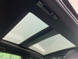 【調光パノラマルーフ】車内の解放感が一気に上がる大型パノラマルーフに調光機能がプラス!日差しが強い時、シェードを閉めなくてもガラスの透明度を調整することで心地よい明るさに♪