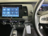 純正ディスプレイオーディオが装備されています。スマホとケーブルで連携するとアップルカープレイやアンドロイドオートなど便利なナビ機能が使えます。行き先検索は音声コマンドに話しかけるだけで検索できます