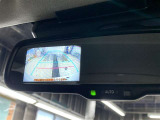 バックモニターで、後方を確認しながら安心して駐車することができます。※カメラが映し出す範囲は限られています。必ず車両周辺の安全を直接確認してください。
