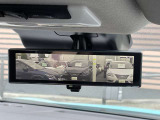 スマートルームミラーで、後方の確認が容易にできます。