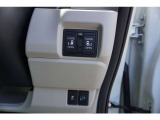 両側電動スライドドア付。通常のドアに比べて、車のボディーに対し平行に開閉し、開けてもスペースを取りません。出入り口が大きいドアはお子様のいるご家庭はもちろん、混んだ駐車場でも大活躍です!
