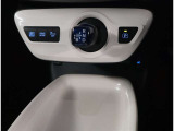 シートを取り外し徹底洗浄します。室内も隅々まで綺麗にしています。車検検査証明書つき。なんといっても走行距離の制限なし。ロングラン保証!!